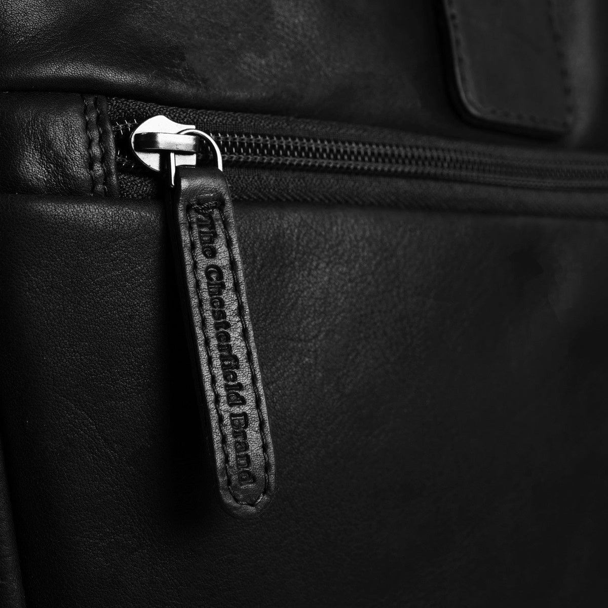 
عرض البطانة الداخلية Showing Dedicated Padded Laptop Sleeve & Multi-Compartment Organization