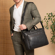 
Solid Antique Brass Hardware & Heavy-Duty Dual Zipper Detail on Tacama حقيبة لابتوب جلدية