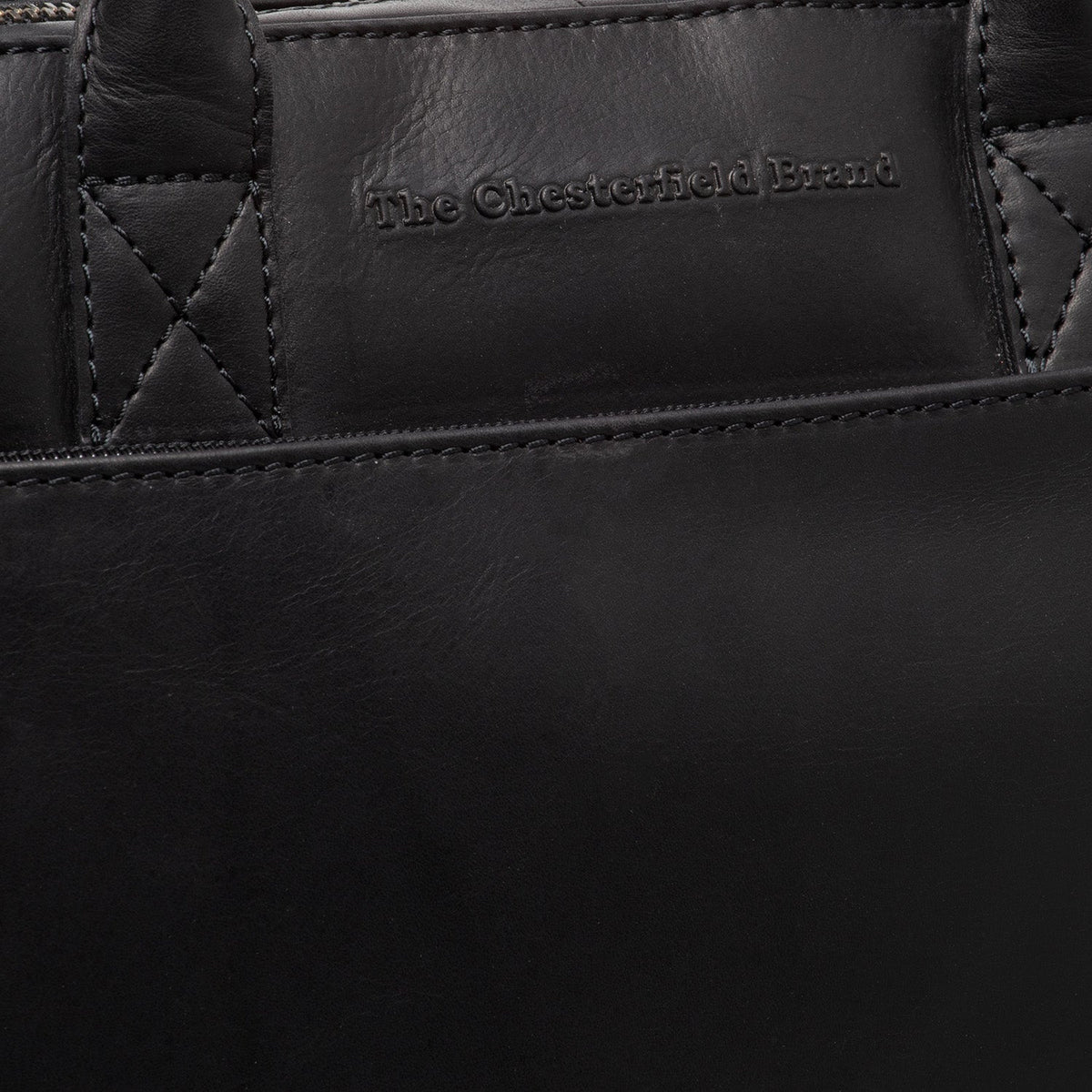 
Solid Antique Brass Hardware & Heavy-Duty Dual Zipper Detail on Tilbury حقيبة لابتوب جلدية