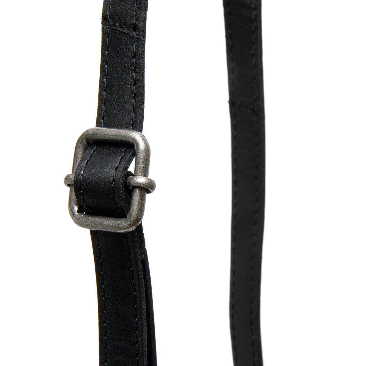 Tailored Rib Cuffs &amp; Hem Craftsmanship Construction Detail on Langley Full-Grain Leather Phone Bag نسائي