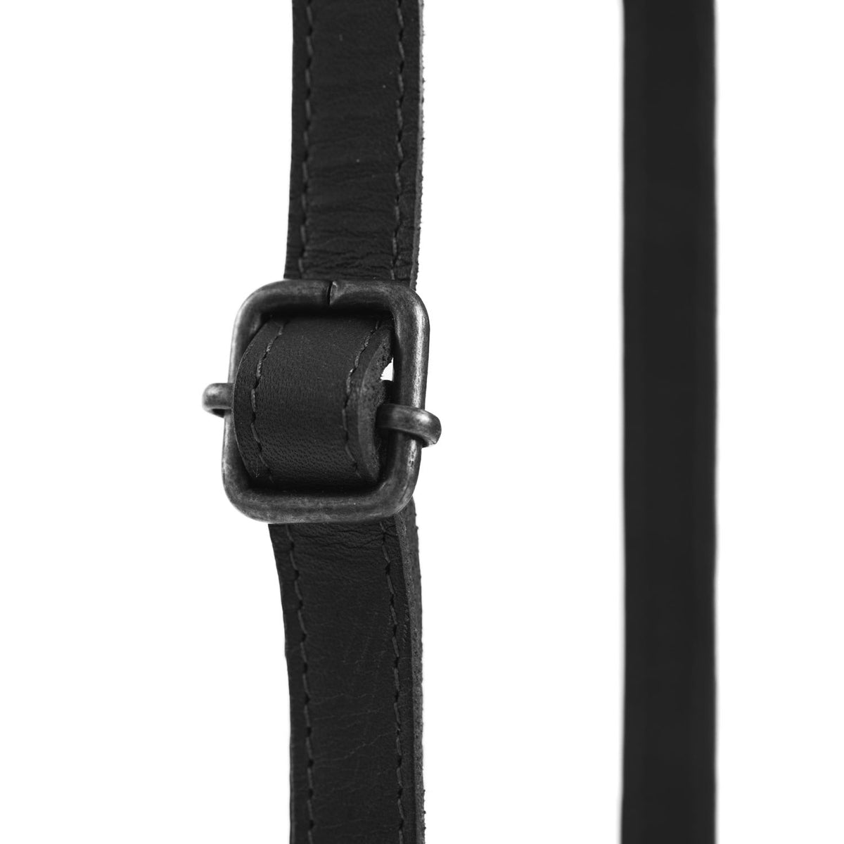 Tailored Rib Cuffs &amp; Hem Craftsmanship Construction Detail on Malaga Full-Grain Leather Phone Bag نسائي