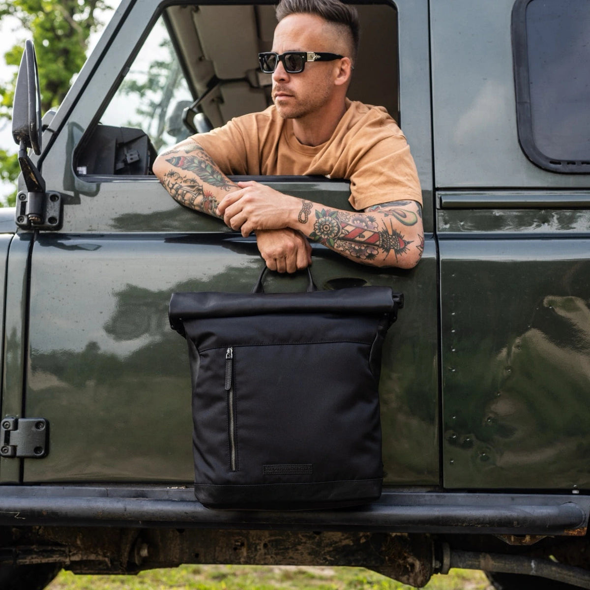 Bornholm Full-Grain Leather Roll-top Backpack نسائي - Structured Side Profile Showing Gusset Depth &amp; Expansion Capacity