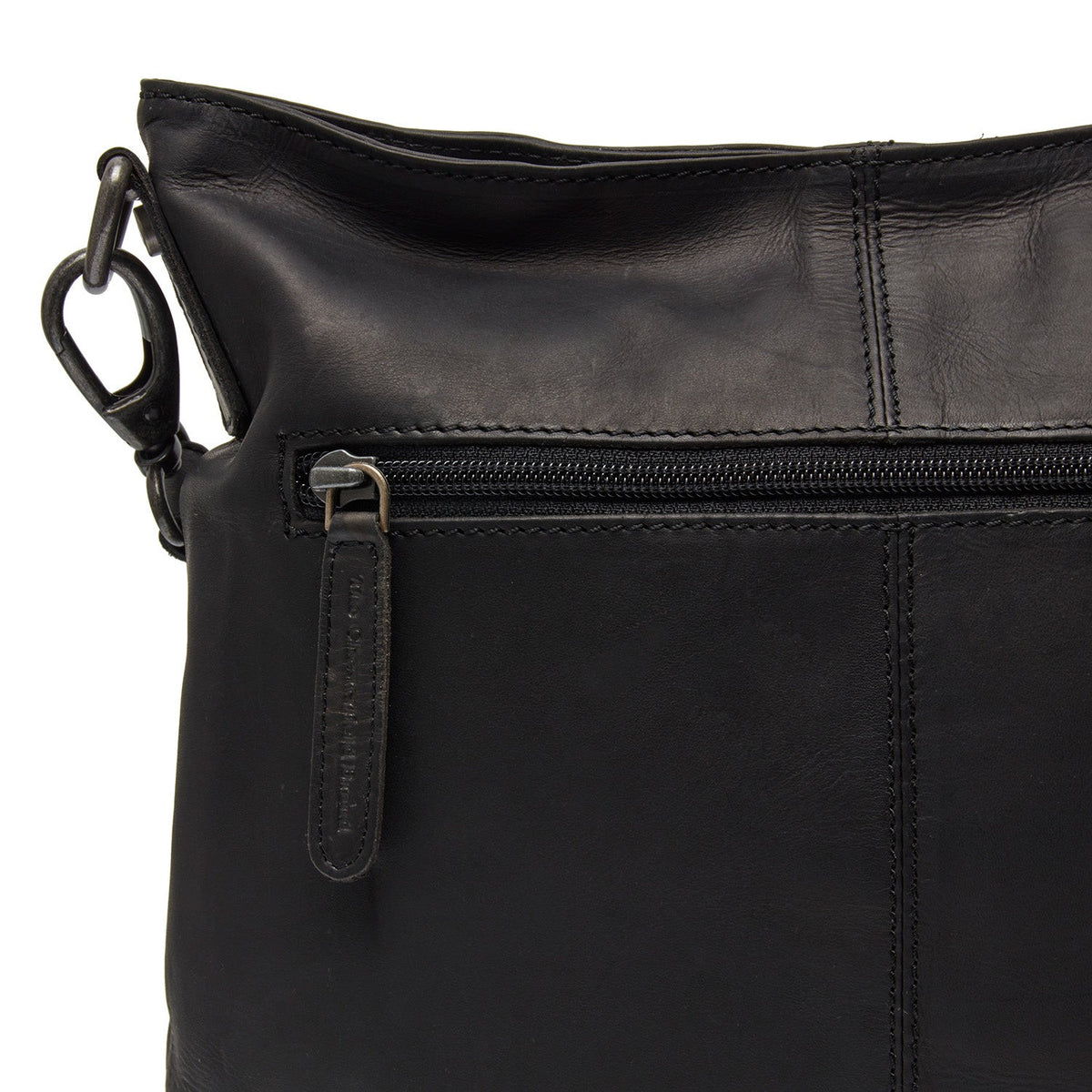 
Solid Antique Brass Hardware & Heavy-Duty Dual Zipper Detail on Jen حقيبة كتف جلدية
