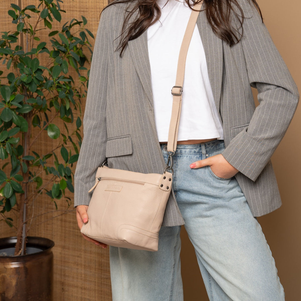 
Zarita حقيبة كتف جلدية - عرض جانبي يوضح عمق الحقيبة وسعة التخزين