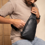 Leather Sling Bag Bowey نسائي - Structured Side Profile Showing Gusset Depth &amp; Expansion Capacity