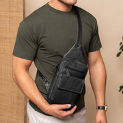 
Leather Sling Bag Turelle - عرض خلفي يوضح أحزمة الجلد المقواة والخياطة المتقنة