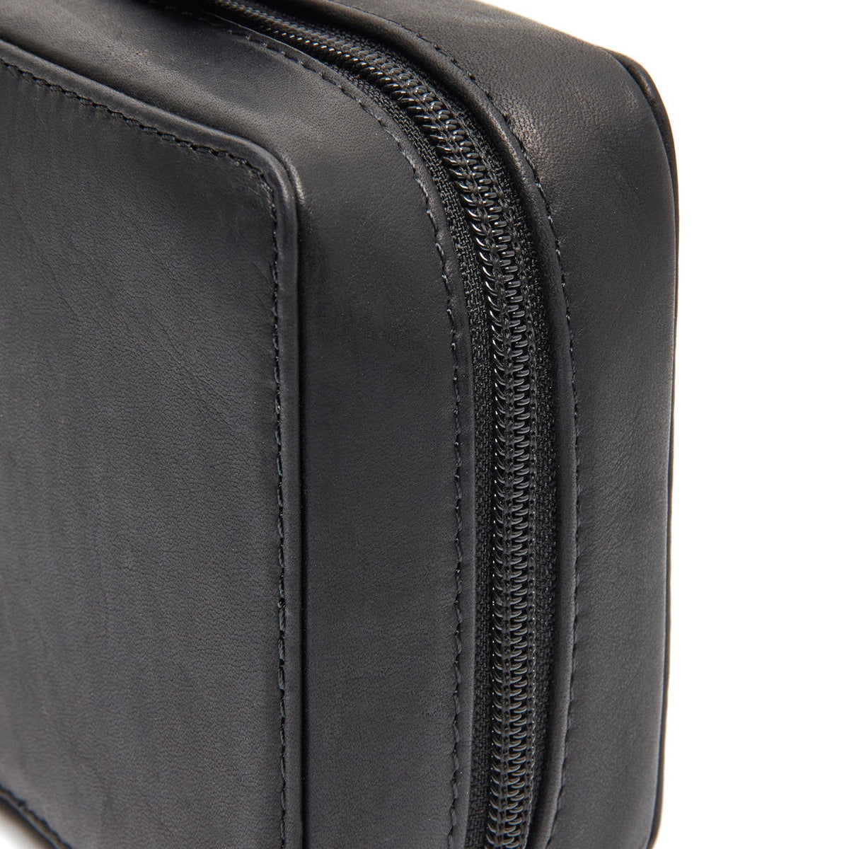 Close-Up Detail of Classic Collar &amp; Heavy-Duty Zipper Hardware on Leather Tech-Organizer Ardan نسائي