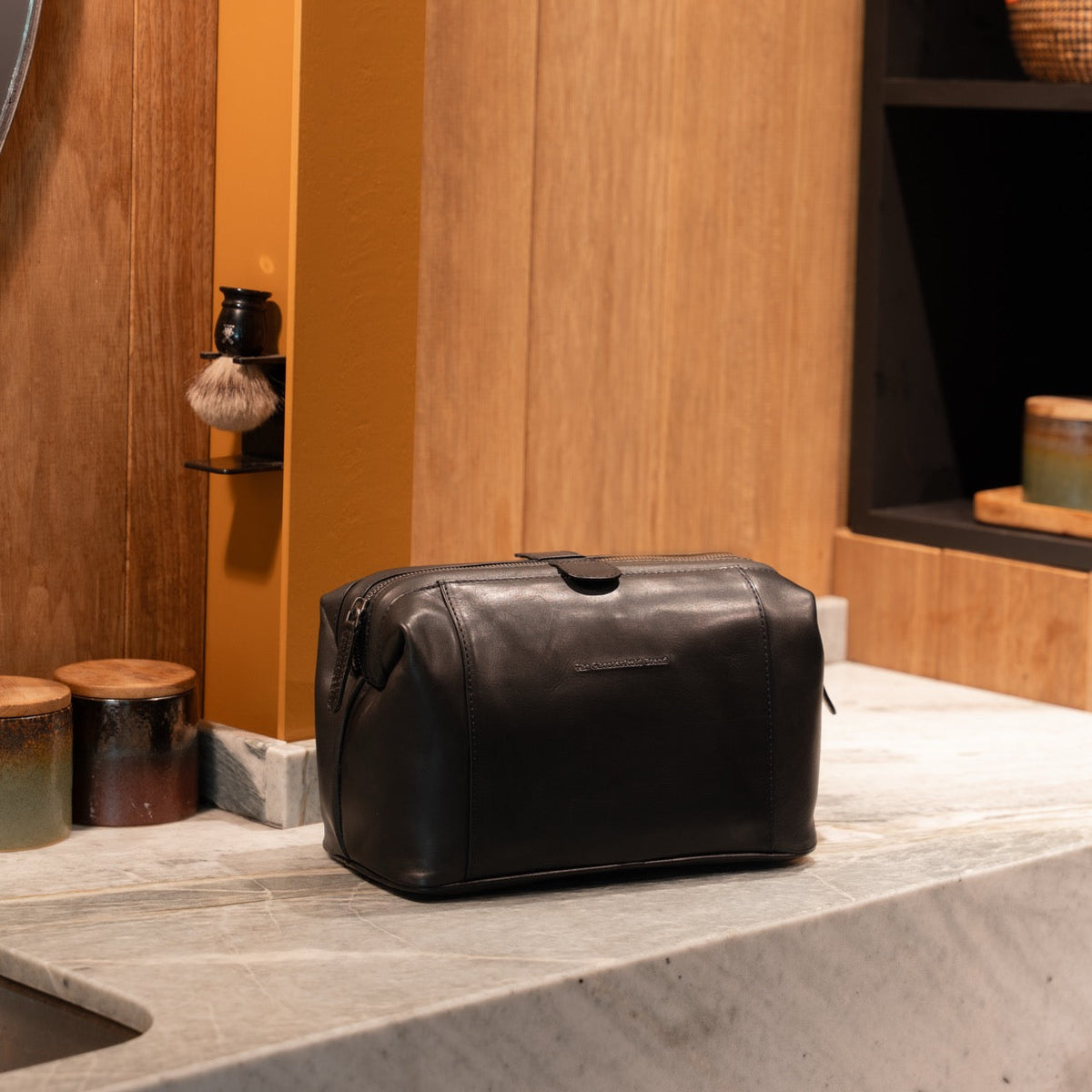 
Classic 100% Full-Grain leather Goods - عرض خلفي يوضح تفصيل الأكتاف المتقن والحاشية النظيفة