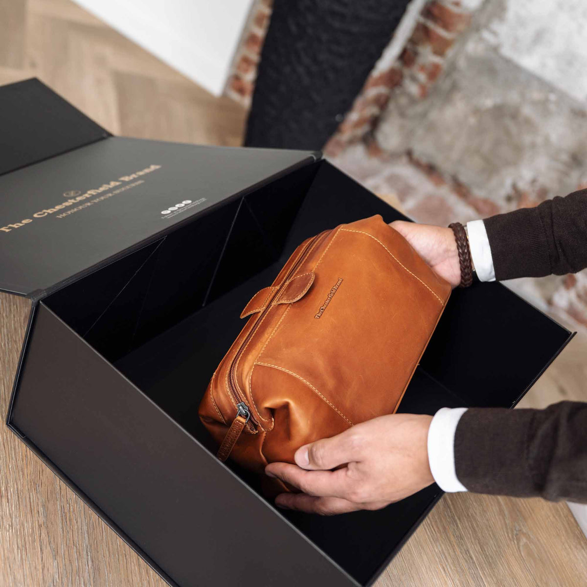 Vince Full-Grain Leather Toiletry Bag نسائي – alternate product view 2