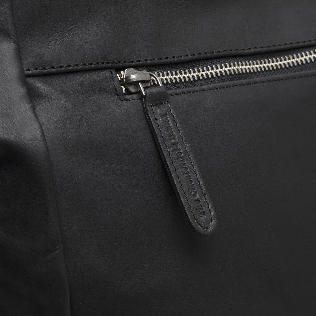 
Solid Antique Brass Hardware & Heavy-Duty Dual Zipper Detail on Berlin حقيبة تسوق جلدية