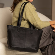 
Classic 100% Full-Grain leather Bag - عرض خلفي يوضح أحزمة الجلد المقواة والخياطة المتقنة