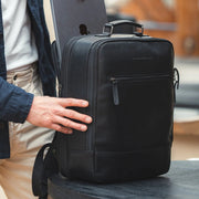 
Classic 100% Full-Grain leather Backpack - عرض خلفي يوضح أحزمة الجلد المقواة والخياطة المتقنة
