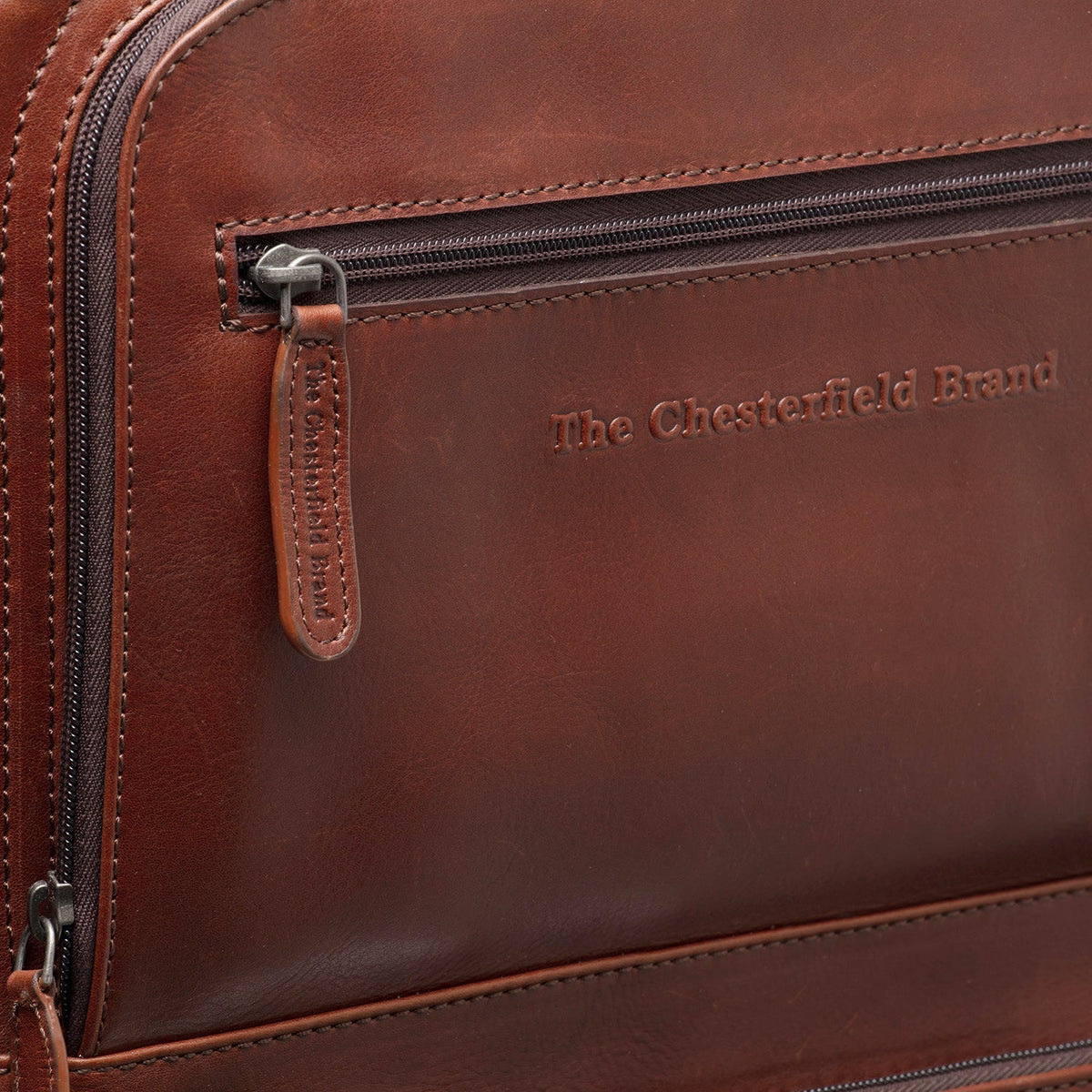 Close-Up Detail of Classic Collar &amp; Heavy-Duty Zipper Hardware on Leather Trolley San Marino نسائي