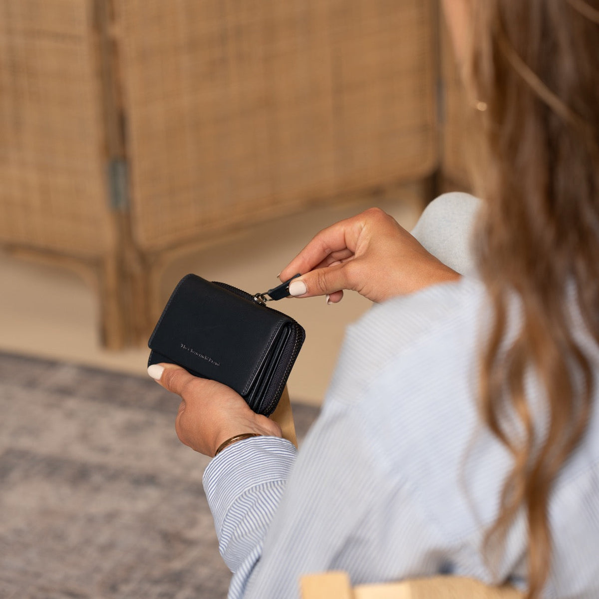 Aldra Full-Grain Leather Wallet نسائي - Structured Side Profile Showing Gusset Depth &amp; Expansion Capacity