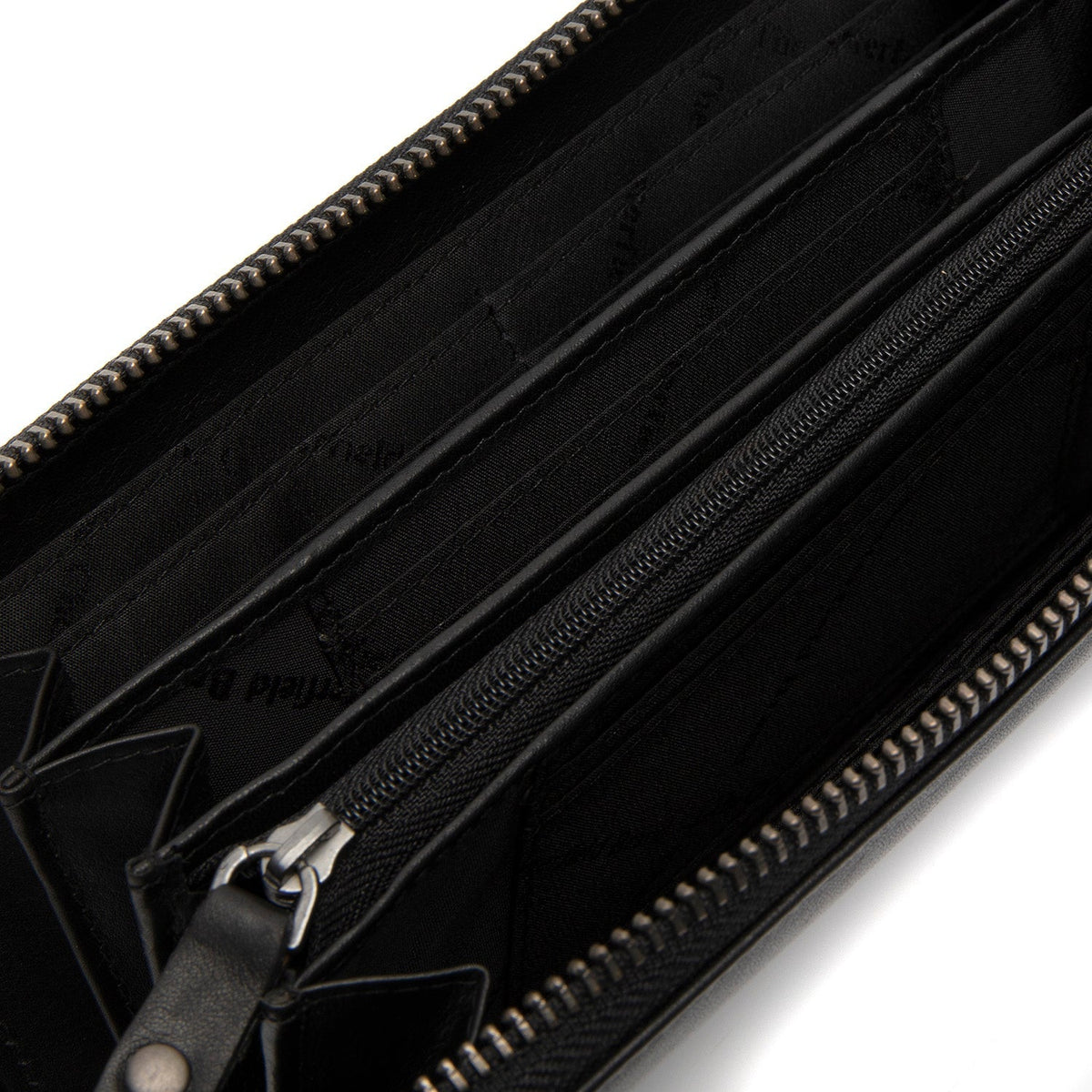 
Solid Antique Brass Hardware & Heavy-Duty Dual Zipper Detail on Cantara محفظة جلدية فاخرة