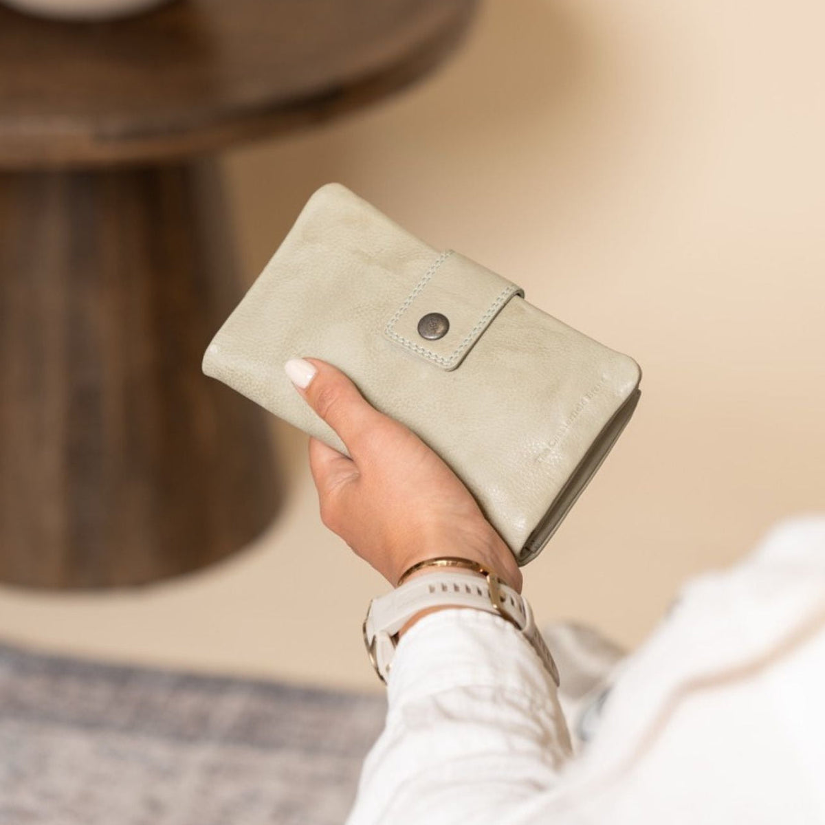 
Classic 100% Full-Grain leather Wallet - عرض خلفي يوضح أحزمة الجلد المقواة والخياطة المتقنة