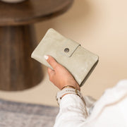 
Classic 100% Full-Grain leather Wallet - عرض خلفي يوضح أحزمة الجلد المقواة والخياطة المتقنة