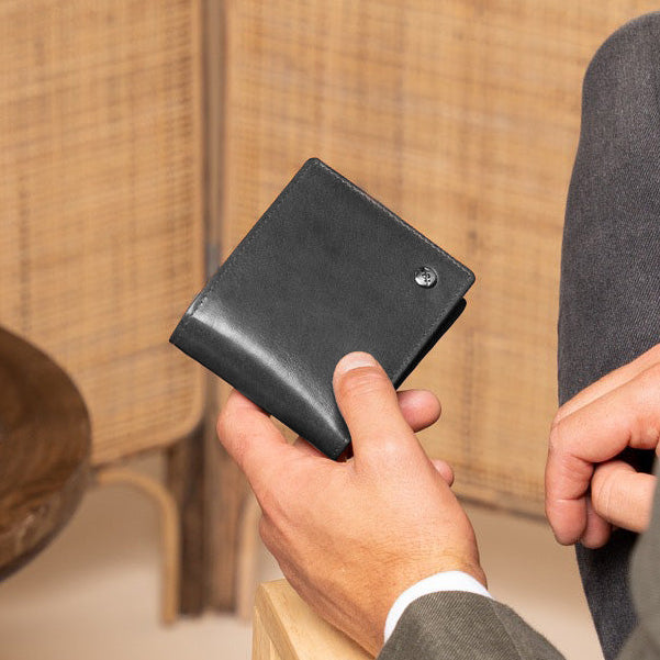 
Tan 100% Full-Grain leather Wallet - عرض خلفي يوضح أحزمة الجلد المقواة والخياطة المتقنة