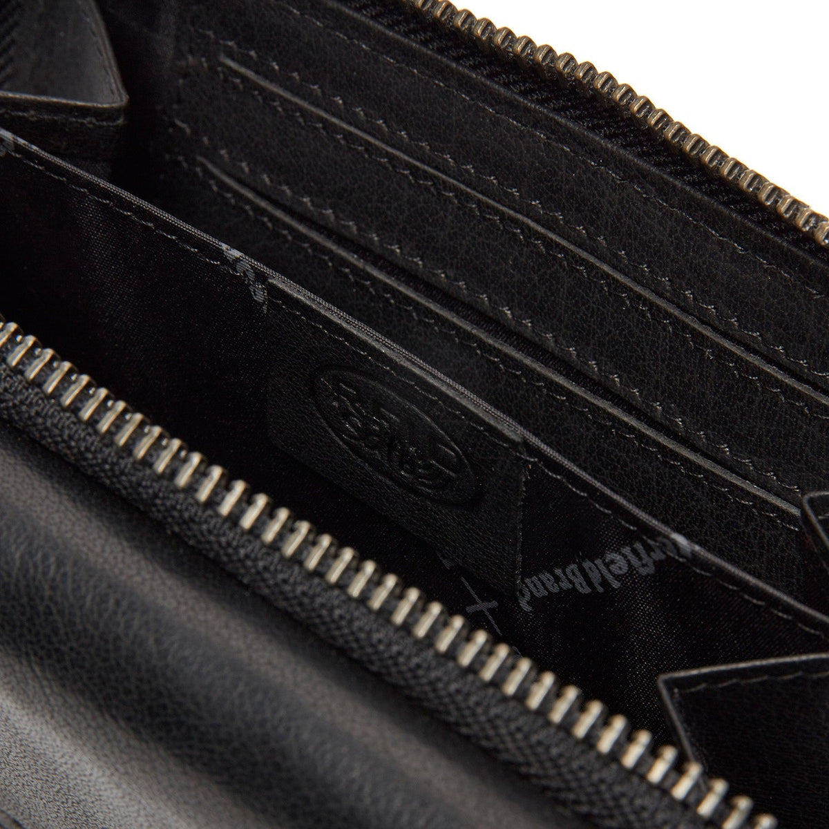 
عرض البطانة الداخلية Showing Dedicated Padded Laptop Sleeve & Multi-Compartment Organization