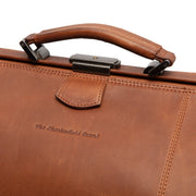Corfu Full-Grain Leather Weekender Bag نسائي - Structured Side Profile Showing Gusset Depth &amp; Expansion Capacity