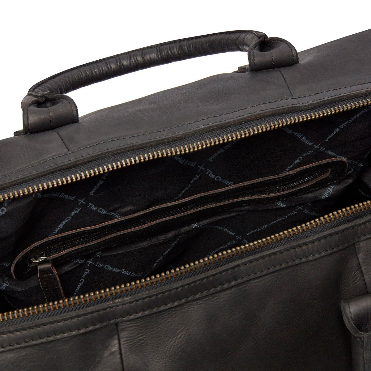 
Solid Antique Brass Hardware & Heavy-Duty Dual Zipper Detail on Portsmouth حقيبة سفر جلدية عطلة نهاية الأسبوع