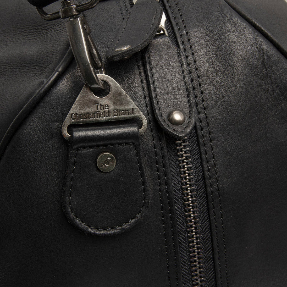 Solid Antique Brass Hardware &amp; Heavy-Duty Dual Zipper Detail on Rivaro جلد طبيعي فل جرين Weekender Bag