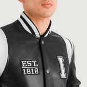 Close-Up Detail of Varsity &amp; Snap Button Hardware on Liberte Illinois أسود Leather Varsity جاكيت جلد رجالي