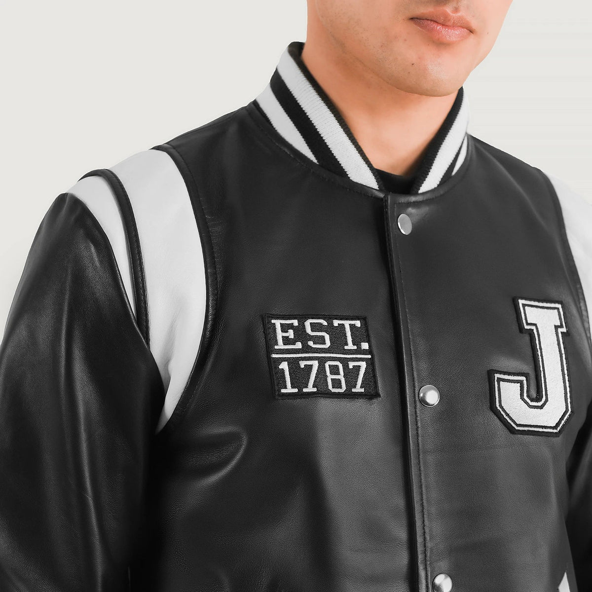
تفاصيل مقربة of Varsity & Snap Button Hardware on Liberte New Jersey أسود Leather Varsity جاكيت جلد رجالي