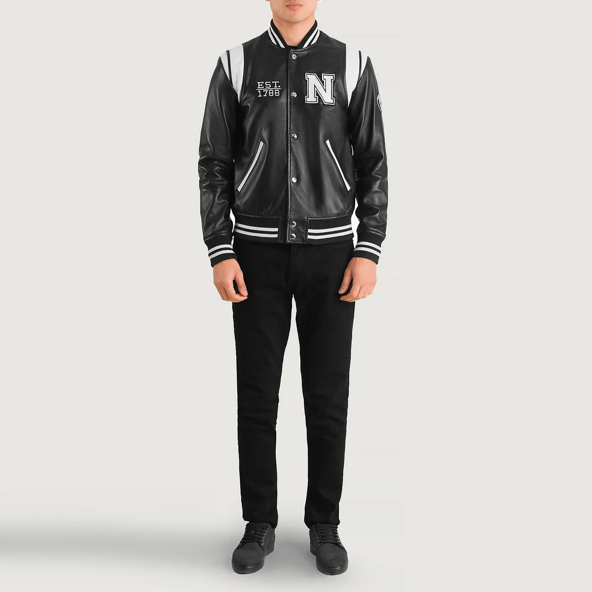 
Liberte New York أسود Leather Varsity جاكيت جلد رجالي - عرض جانبي يوضح قَصّة الأكمام المريحة