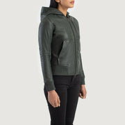 
مظهر الارتداء على موديل لـ  Luna Blue Hooded Leather Bomber Jacket على عارض أزياء - انسيابية طبيعية في ضوء النهار