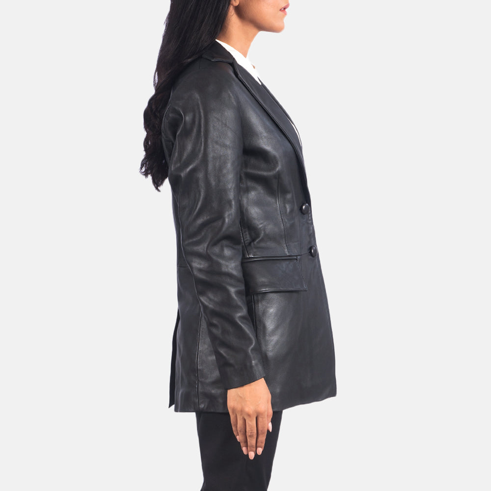 
مظهر الارتداء على موديل لـ  Marilyn Tan Brown Leather Blazer على عارض أزياء - انسيابية طبيعية في ضوء النهار