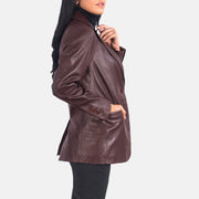 
مظهر الارتداء على موديل لـ  Norma Brown Suede Blazer على عارض أزياء - انسيابية طبيعية في ضوء النهار