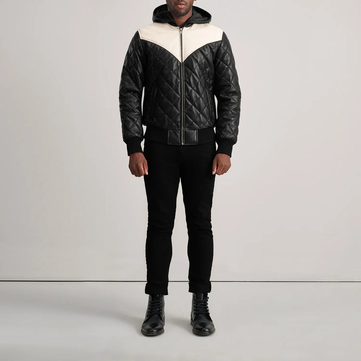 
Norman Tan Hooded Bomber Leather Puffer Jacket - عرض جانبي يوضح قَصّة الأكمام المريحة