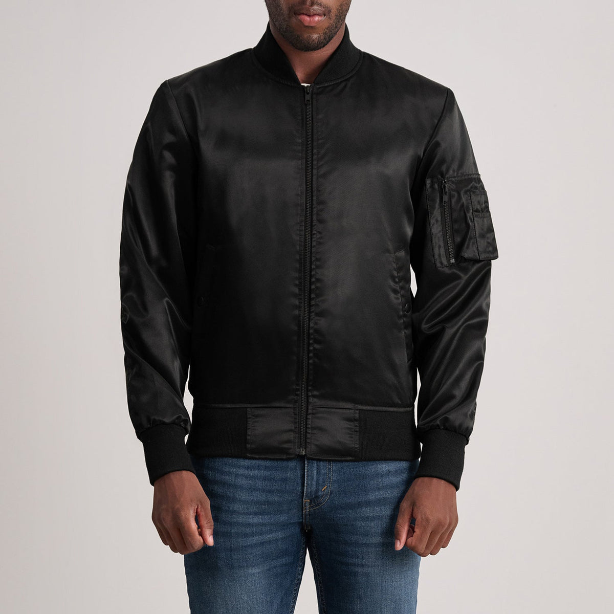 Quinton MA-1 أسود جاكيت بومبر جلد رجالي in Black Satin - Front Profile View &amp; Tailored Silhouette | Buy Online