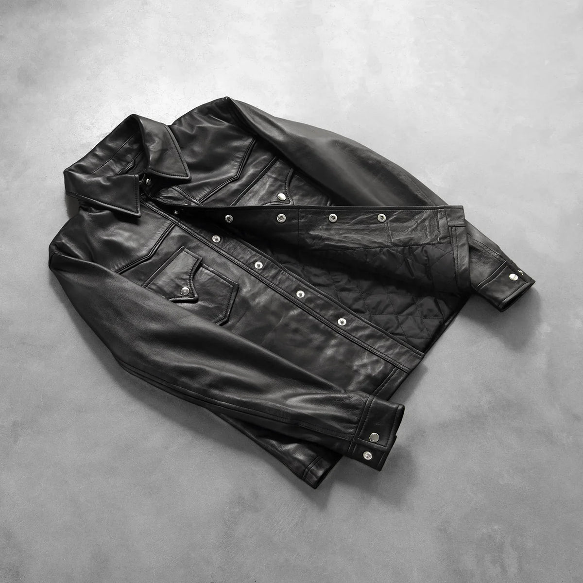Button &amp; Hem Craftsmanship Construction Detail on Men's Ranchson أسود Leather Shirt رجالي