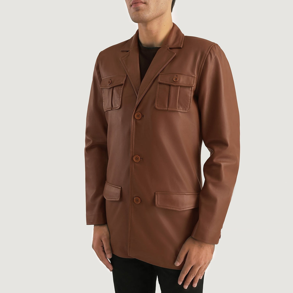 
مظهر الارتداء على موديل لـ  Ray Cutler Black Leather Blazer على عارض أزياء - انسيابية طبيعية في ضوء النهار