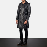 
Black Cowhide Leather Trench Coat - عرض خلفي يوضح تفصيل الأكتاف المتقن والحاشية النظيفة