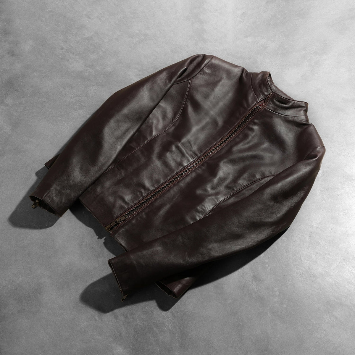 
مظهر الارتداء على موديل لـ  Rumella Maroon Leather Biker Jacket على عارض أزياء - انسيابية طبيعية في ضوء النهار