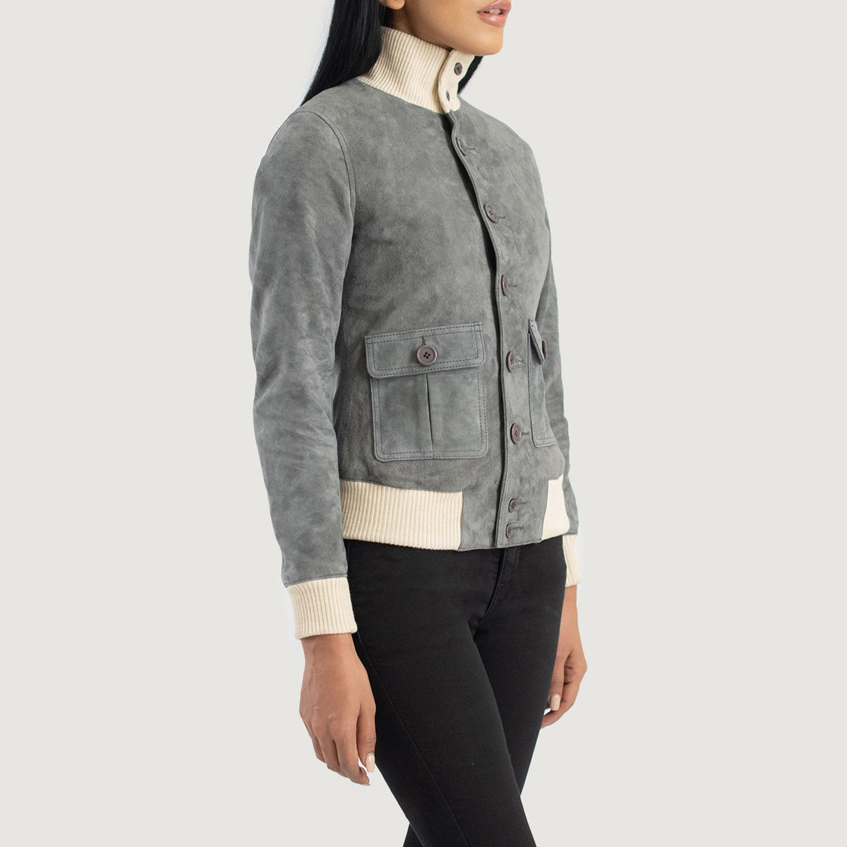 
مظهر الارتداء على موديل لـ  Sasha A1 Black Suede Bomber Jacket على عارض أزياء - انسيابية طبيعية في ضوء النهار