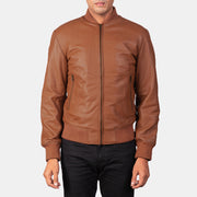 Close-Up Detail of Varsity &amp; Zipper Hardware on Men's Shane بني جاكيت بومبر جلد رجالي