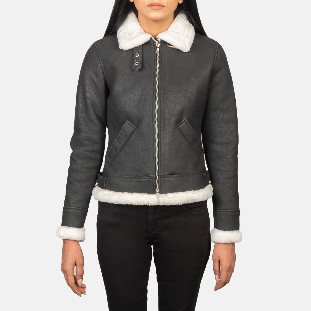 
مظهر الارتداء على موديل لـ  Sherilyn B-3 Distressed Black Leather Bomber Jacket على عارض أزياء - انسيابية طبيعية في ضوء النهار