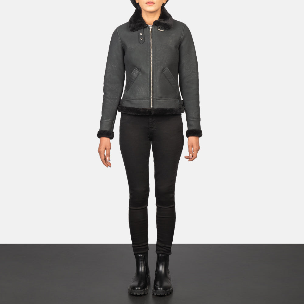 
Sherilyn B-3 Distressed Black Leather Bomber Jacket - عرض جانبي يوضح قَصّة الأكمام المريحة