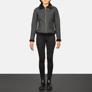 
Sherilyn B-3 Distressed Black Leather Bomber Jacket - عرض جانبي يوضح قَصّة الأكمام المريحة