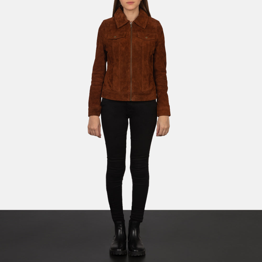 
تفاصيل مقربة للياقة وسحابات المعدن في Suzy Brown Suede Trucker Jacket