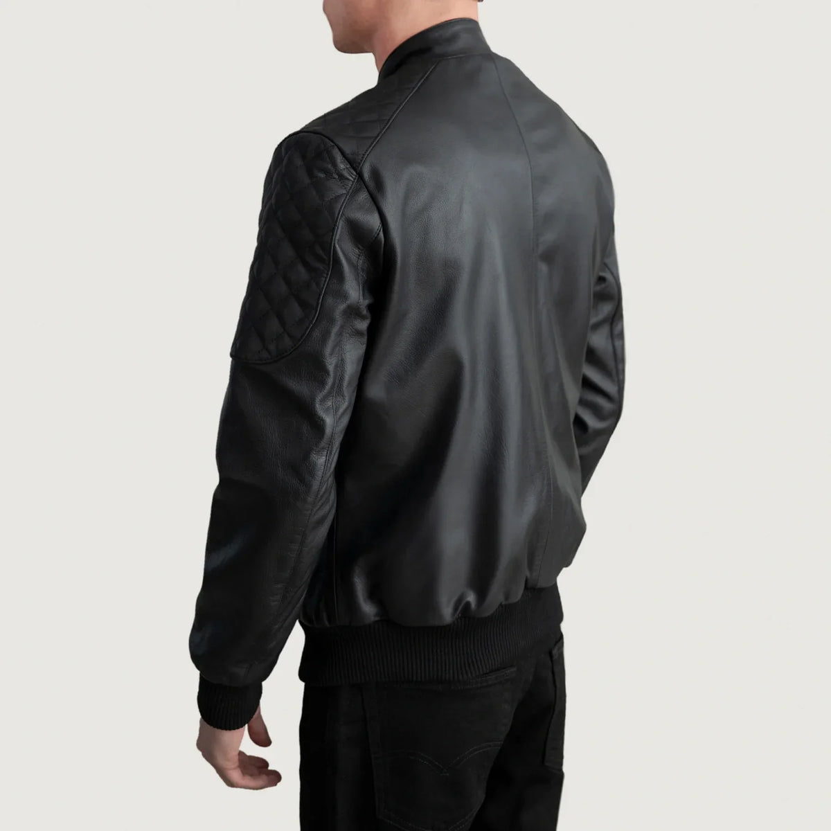 
عرض البطانة الداخلية Showing Quilted Polyester Lining & جيبان داخليان عمليان