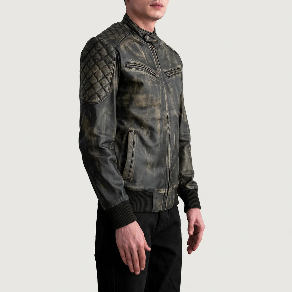 
مظهر الارتداء على موديل لـ  Sven Mocha Suede Bomber Jacket على عارض أزياء - انسيابية طبيعية في ضوء النهار