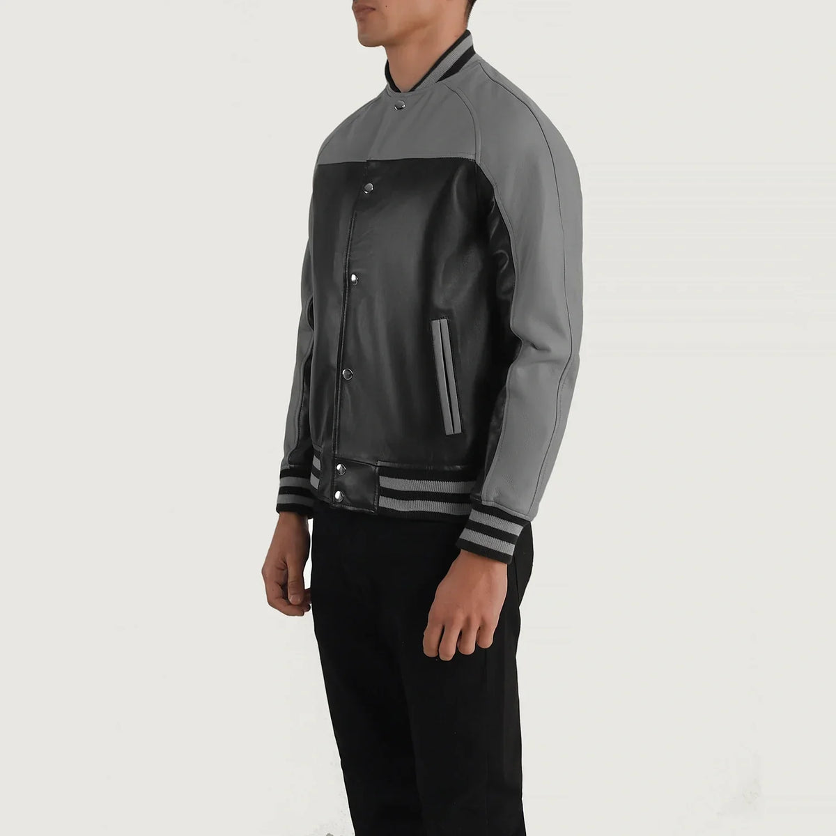 
Black & Red Sheepskin Leather Varsity Jacket - عرض خلفي يوضح تفصيل الأكتاف المتقن والحاشية النظيفة