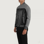 
Black & Red Sheepskin Leather Varsity Jacket - عرض خلفي يوضح تفصيل الأكتاف المتقن والحاشية النظيفة