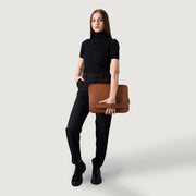 
Brown Full-Grain leather Goods - عرض خلفي يوضح تفصيل الأكتاف المتقن والحاشية النظيفة