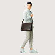
Vintage Brown Full-Grain Leather Messenger Bag - عرض خلفي يوضح أحزمة الجلد المقواة والخياطة المتقنة